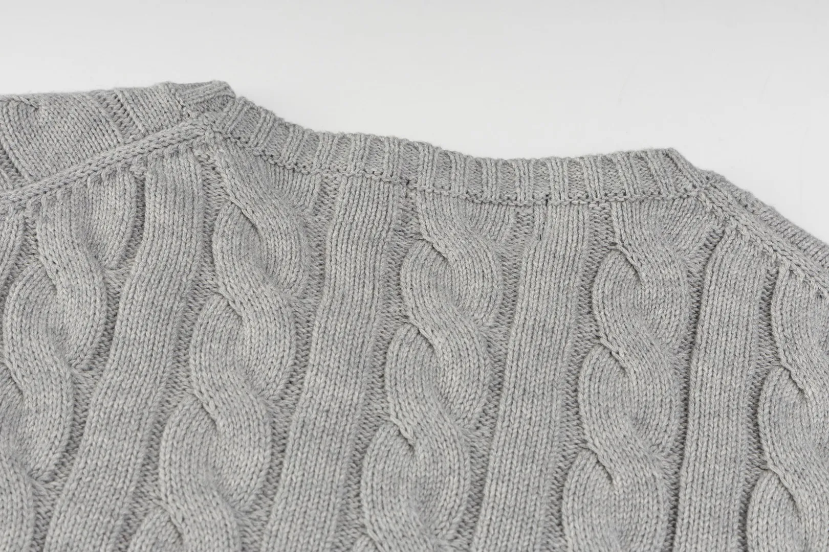 P220 #R91 RALPH LAUREN Ralph Lauren fourteen colors classic small label embroidery round neck pullover cable cardigan sweater men's top, high-density LOGO embroidery on the chest, original customization of tag accessories. Made of pure cotton yarn, pure cotton is skin-friendly and comfortable, small label war horse embroidered twist button round neck sweater 🐎 high quality, follow the blogger to learn how to wear it! Let’s buy a Ralph Lauren cable sweater. It’s a super hard-to-find series after it became popular. It’s hard to find one on the official website. It’s simple and practical to wear, with a lazy and loose feel. The thickened fabric has more texture, feels soft and delicate, and has a loose fit. Whether worn alone or layered, you can wear different styles of fashion with just one piece!   Size：XS S M L Sleeve length: 59/60/61/62/63